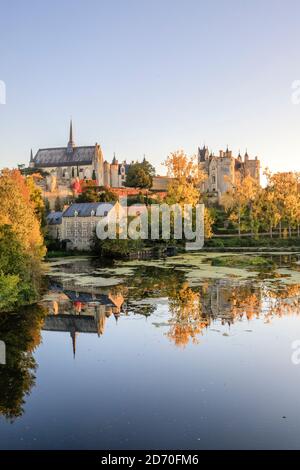 France, Maine et Loire, Loire Anjou Touraine Regional Natural Park, Montreuil Bellay, Thouet river, Notre Dame collegiate church and the castle // Fra Stock Photo