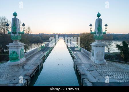 France, Loiret, Briare, the Pont-Canal de Briare carrying the lateral canal to the Loire over the Loire // France, Loiret (45), Briare, pont-canal de Stock Photo
