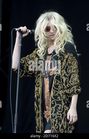 Pretty Rocs Taylor Momsen of Pretty Reckless performs with Pearl Jam's Mike ...