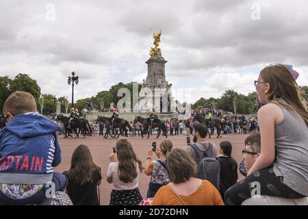 Tourists outside Buckingham palace in London. Picture date: Thursday August 3rd, 2017. Photo credit should read: Matt Crossick/ EMPICS Entertainment. Stock Photo