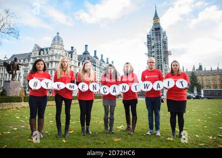 Campaigners hold empty plates in Parliament Square, London, as part of a campaign by Save the Children to highlight the 130 children a day who are dying in Yemen, as part of the humanitarian crisis exacerbated by the Saudi Arabia and UAE-led blockade of the country. Picture date: Tuesday November 28th, 2017. Photo credit should read: Matt Crossick/ EMPICS Entertainment. The charity is calling on the UK government to pressure for action in Yemen on the day of the QUAD meeting in London . Stock Photo