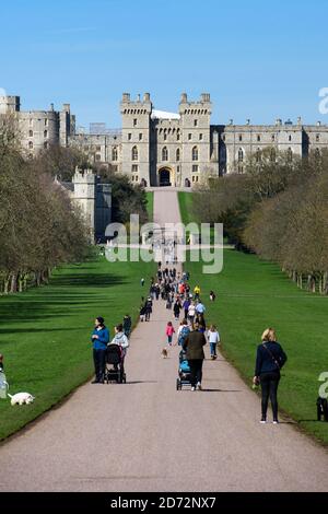 General view approaching Windsor Castle along the Long Walk in Windsor, Berkshire, the final part of the carriage procession route around Windsor planned for the upcoming wedding of Prince Harry and Meghan Markle. Picture date: Thursday April 5th, 2018. Photo credit should read: Matt Crossick/ EMPICS Entertainment. Stock Photo