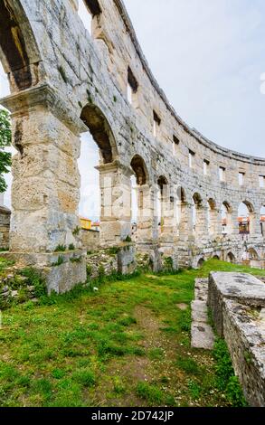 Details of arches and pillars in the exterior walls of the iconic ancient Roman amphitheatre at Pula, Istria, Croatia, a leading tourist attraction Stock Photo