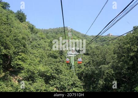 Gondola lift going up to the Mutianyu section of the great wall of China Stock Photo