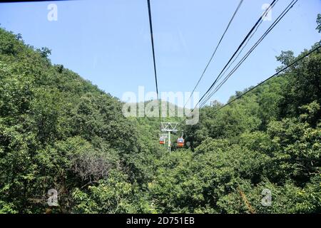 Gondola lift going up to the Mutianyu section of the great wall of China Stock Photo