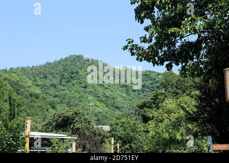 Gondola lift going up to the Mutianyu section of the great wall of China Stock Photo