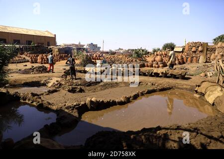 Khartoum, Sudan. 20th Oct, 2020. Sudanese potters work in Khartoum, Sudan, on Oct. 20, 2020. Sudanese potters use the clay left by the floods to make clay pots. Credit: Mohamed Khidir/Xinhua/Alamy Live News Stock Photo