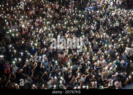 Bangkok, Thailand. 20th Oct, 2020. Protesters turn on their flashlight during the demonstration. Hundreds of people gathered in front of central plaza Pinklao shopping mall calling on the government to follow three proposals: Rewrite, resign, reform. Credit: SOPA Images Limited/Alamy Live News Stock Photo