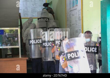 Mandalay, Myanmar. 20th Oct, 2020. Police guarding Kyaw Myint with a shield for fear of being photographed by journalists.The United Democratic party chairman, U Kyaw Myint who was arrested for absconding, was arraigned for the third time in Chan Aye Thar Zan Township Court. Credit: SOPA Images Limited/Alamy Live News Stock Photo