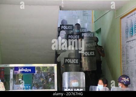 Mandalay, Myanmar. 20th Oct, 2020. Police guarding Kyaw Myint with a shield for fear of being photographed by journalists.The United Democratic party chairman, U Kyaw Myint who was arrested for absconding, was arraigned for the third time in Chan Aye Thar Zan Township Court. Credit: SOPA Images Limited/Alamy Live News Stock Photo