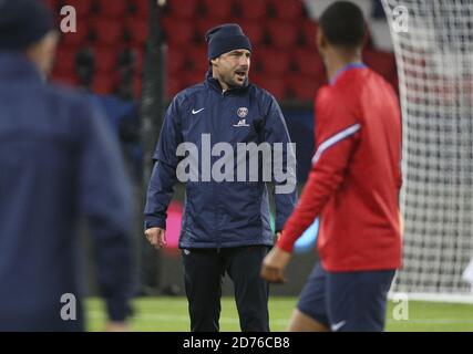 ssistant coach of PSG Zsolt Low during the warm up before the UEFA Champions League, Group Stage, Group H football match between Paris Saint-Germain Stock Photo
