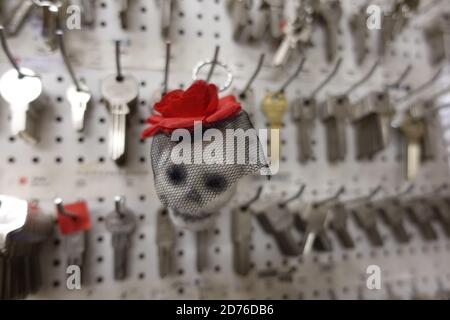 Nadel Gefilzt Totenkopf Zeichnung,Schlüssel Anhänger,Day of the dead festival,Filz Totenkopfe. Stock Photo