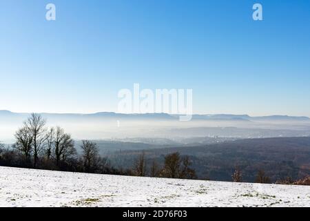 Schwäbische Alb, Stauferland, Landschaft, Winter, Hügel, Dunst, sonnig Stock Photo