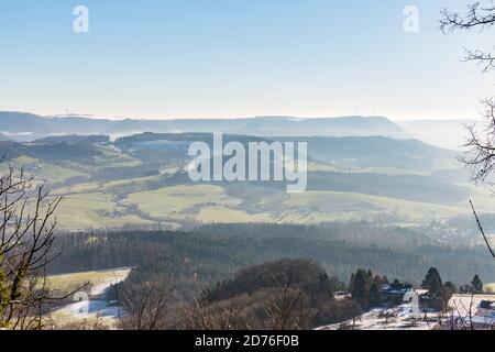 Stauferland, Hohenstaufen; Landschaft, Winter, Huegel, Dunst, sonnig Stock Photo