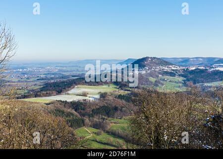Stauferland, Hohenstaufen; Landschaft, Winter, Hügel, Dunst, sonnig Stock Photo