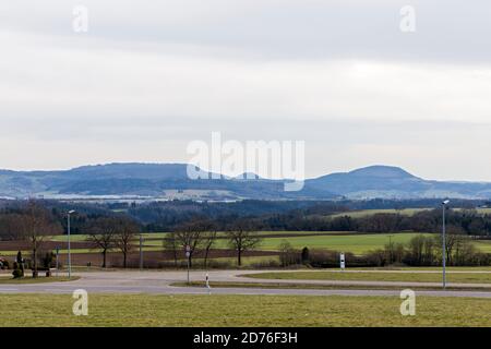 Agrarland, Strasse, Fels, Wald, Ortschaft, Schwäbische Alb Stock Photo