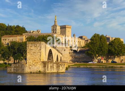 Avignon, Provence-Alpes-Côte d'Azur, France.  Palais des Papes and Pont St-Benezet.  Palace of the Popes and St. Benezet bridge.  Rhône River. The his Stock Photo