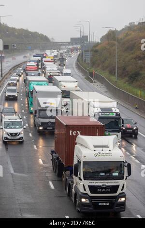 Essex, UK. 21st October 2020. Bad weather causes problems for drivers on the M25 motorway with multiple accidents and traffic jams reported across Essex. Credit: Ricci Fothergill/Alamy Live News Stock Photo