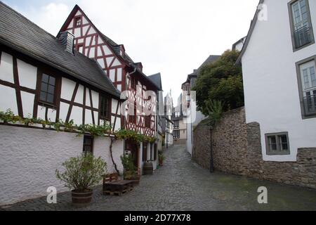 Limburg, Deutschland. 20th Oct, 2020. Cobblestone alley in Limburg's old town, half-timbered house, Limburg an der Lahn, October 20, 2020. Â | usage worldwide Credit: dpa/Alamy Live News Stock Photo