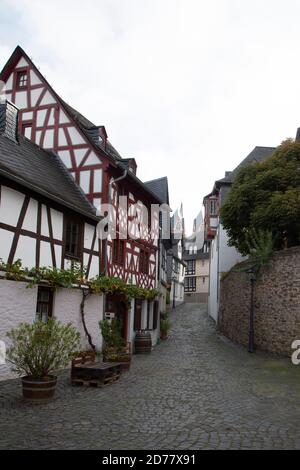 Limburg, Deutschland. 20th Oct, 2020. Cobblestone alley in Limburg's old town, half-timbered house, Limburg an der Lahn, October 20, 2020. Â | usage worldwide Credit: dpa/Alamy Live News Stock Photo