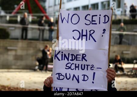 Corona-Proteste in Mannheim: Auf einer kurzfristig anberaumten Kundgebung versammeln sich mehrere hundert Gegner der aktuellen Coronamaßnahmen. Stock Photo
