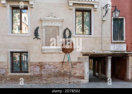 Commemorative plaque to the fallen in Campo San Giacomo dell Orio, Palazzo Zambelli Pemma, Venice Italy Stock Photo