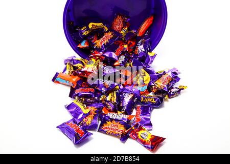 Tub of Cadbury Heroes with miniature bars of chocolate including Wispa,Fudge,Dairy Milk,crunchie bits,Creme egg,Caramel Stock Photo