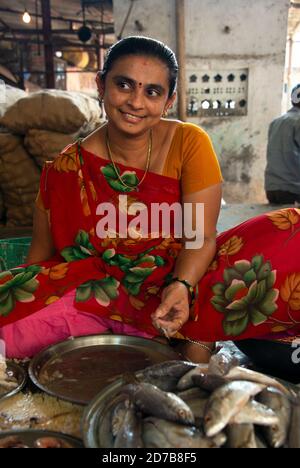 smiling woman selling fish at Mumbai market Stock Photo