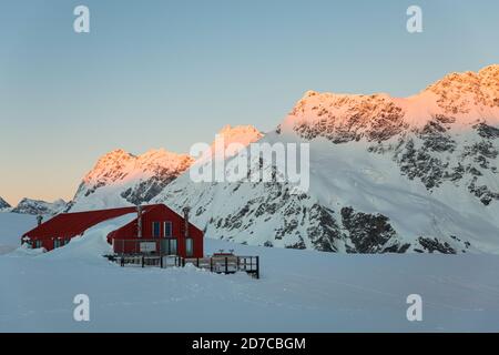 Hikers hut at sunrise in Mt cook NP New zealand Stock Photo