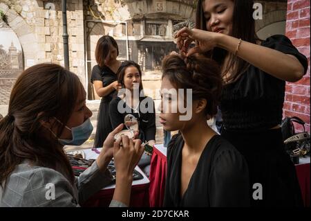 Young women getting made up for a modeling event, Pho Bich Hoa Phung Hung, Hanoi, Vietnam Stock Photo