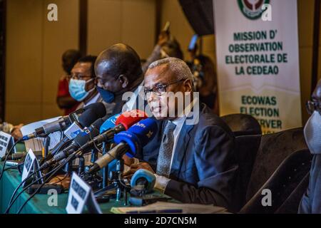 Conakry, Guinea. 20th Oct, 2020. Jose Maria Neves (front), head of the Economic Community of West African States (ECOWAS) observation mission and former Cape Verdean prime minister, speaks at a press conference in Conakry, the capital of Guinea, Oct. 20, 2020. African Union (AU) and the ECOWAS observation missions have congratulated Guinea on its 'peaceful, transparent and inclusive' presidential election. Credit: Eddy Peters/Xinhua/Alamy Live News Stock Photo