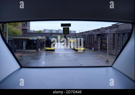 21 October 2020, Berlin: View to the rear through the upper window of the new BVG double-decker. Bus of the type 'Alexander Dennis Enviro500' is parked at the BVG bus depot Müllerstraße. The Berliner Verkehrsbetriebe are presenting two new BVG double-deckers. The bus has room for 112 passengers, is 2.55 metres wide and 4.06 metres high. From mid-November, the vehicles are scheduled to run on Line 100. Photo: Kira Hofmann/dpa-Zentralbild/ZB Stock Photo