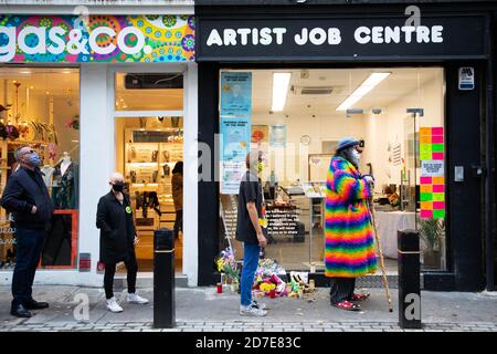 EDITORIAL USE ONLY (Left to right) Suggs, Gail Porter, Stuart Semple and Eek the clown queue for artist Stuart Semple's new art installation entitled the 'Artist Job Centre' in Neal Street, London. Stock Photo