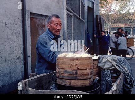 Street vendor selling steamed dumplings, Nanjing, China, 1980 Stock Photo