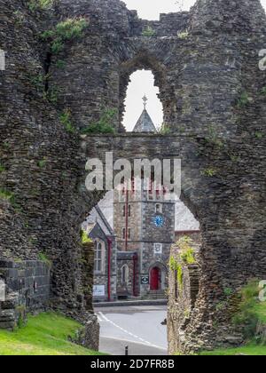 LAUNCESTON, CORNWALL, UK - SEPT 1 2020: View of Town Hall through Castle ruin gate. Stock Photo