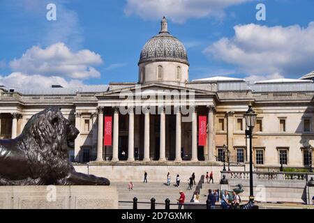 The National Gallery and lion statue, Trafalgar Square, London Stock Photo