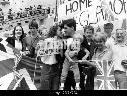 HMS GLAMORGAN IS WELCOMED HOME FROM THE FALKLANDS, 1982 Stock Photo