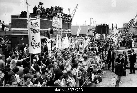 HMS GLAMORGAN IS WELCOMED HOME FROM THE FALKLANDS, 1982 Stock Photo