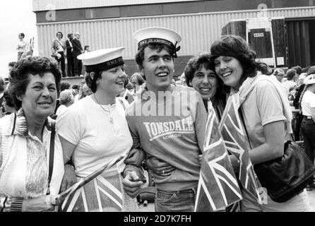 HMS GLAMORGAN IS WELCOMED HOME FROM THE FALKLANDS,  1982 Stock Photo