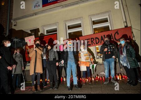 Gdansk, Poland. 23rd Oct, 2020. Protesters with candles at the PiS office (Law and Justice party) during the second day the demonstration.The Constitutional Tribunal examined the motion of a group of deputies regarding the so-called eugenic abortion. In the opinion of the Tribunal, such an abortion, performed in the event of suspicion of severe fetal defects, is inconsistent with the Constitution. Women protest against the decision. Credit: SOPA Images Limited/Alamy Live News Stock Photo