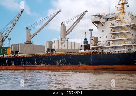 kandla20-august-2019-unloading-of-food-grains-by-cranes-from-foreign-ship-as-import-at-deendayal-port-trust-kandlakutchgujaratindia-asia-2d7n9y1.jpg