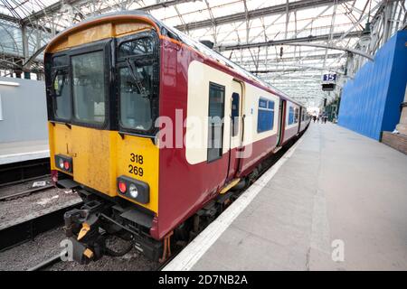 British Rail Class 318 EMU train at Glasgow Central platform 15, April 2010 in Crimson Lake and Cream livery or 'blood and custard' Stock Photo