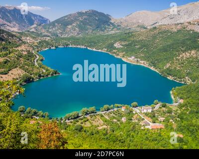 Stunning view of the heart-shaped Scanno lake, the most famous and romantic lake in Abruzzo national Park, central Italy Stock Photo