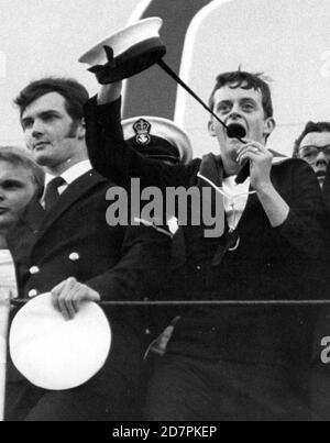 AHOY THERE, GLAD TO BE HOME. A CREW MEMBER OF HMS ILLUSTRIOUS GREETS HIS FAMILY ON HIS RETURN FROM THE FALKLANDS.  PORTSMOUTH 1982 Stock Photo