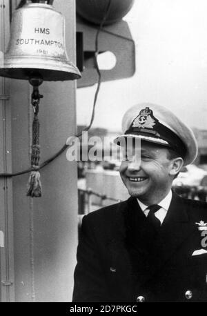 CAPTAIN SAM SALT TAKES COMMAND OF HMS SOUTHAMPTON HIS FIRST SHIP AFTER THE SINKING OF HMS SHEFFIELD DURING THE FALKLANDS CONFLICT.  1983 Stock Photo