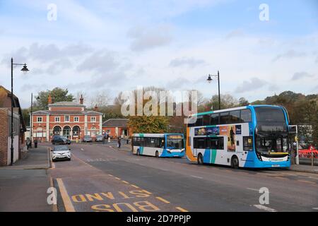 STATION APPROACH IN RYE WITH STAGECOACH BUSES IN NEW LIVERY Stock Photo