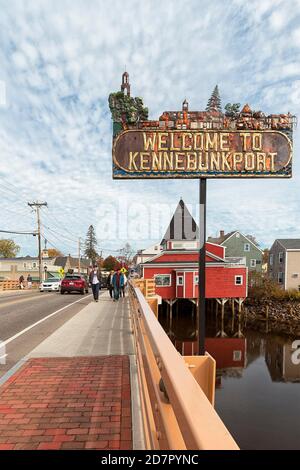 Welcome to Kennebunkport on a bridge Kennebunkport, Kennebunk River, Maine, York County, New England, USA Stock Photo