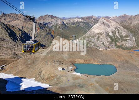 Cable car to Diavolezza with mountain lake, Pontresina, Bernina Alps, Upper Engadine, Engadine, Grisons, Switzerland Stock Photo