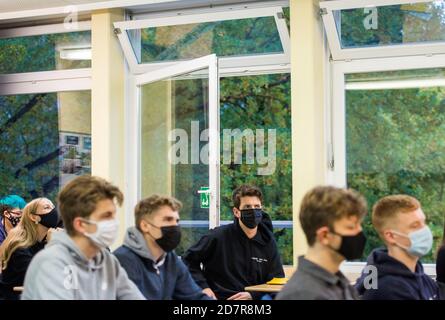 Hamburg, Germany. 19th Oct, 2020. Pupils of a 13th grade of the upper school of the Niendorf district school sit in front of an open window with mouth-nose covers in German lessons. On 26.10.2020, school begins in North Rhine-Westphalia after the autumn holidays under tightened corona conditions. Credit: Daniel Bockwoldt/dpa/Alamy Live News Stock Photo