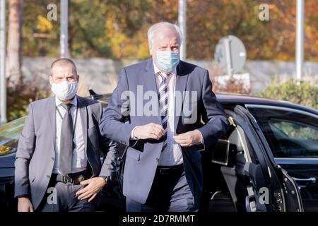 Potsdam, Germany. 25th Oct, 2020. Horst Seehofer (CSU), Federal Minister of the Interior, Building and Homeland Affairs, arrives at the venue of the collective bargaining for the public service of the federal government and local authorities with a nose-mouth cover. Credit: Christoph Soeder/dpa/Alamy Live News Stock Photo